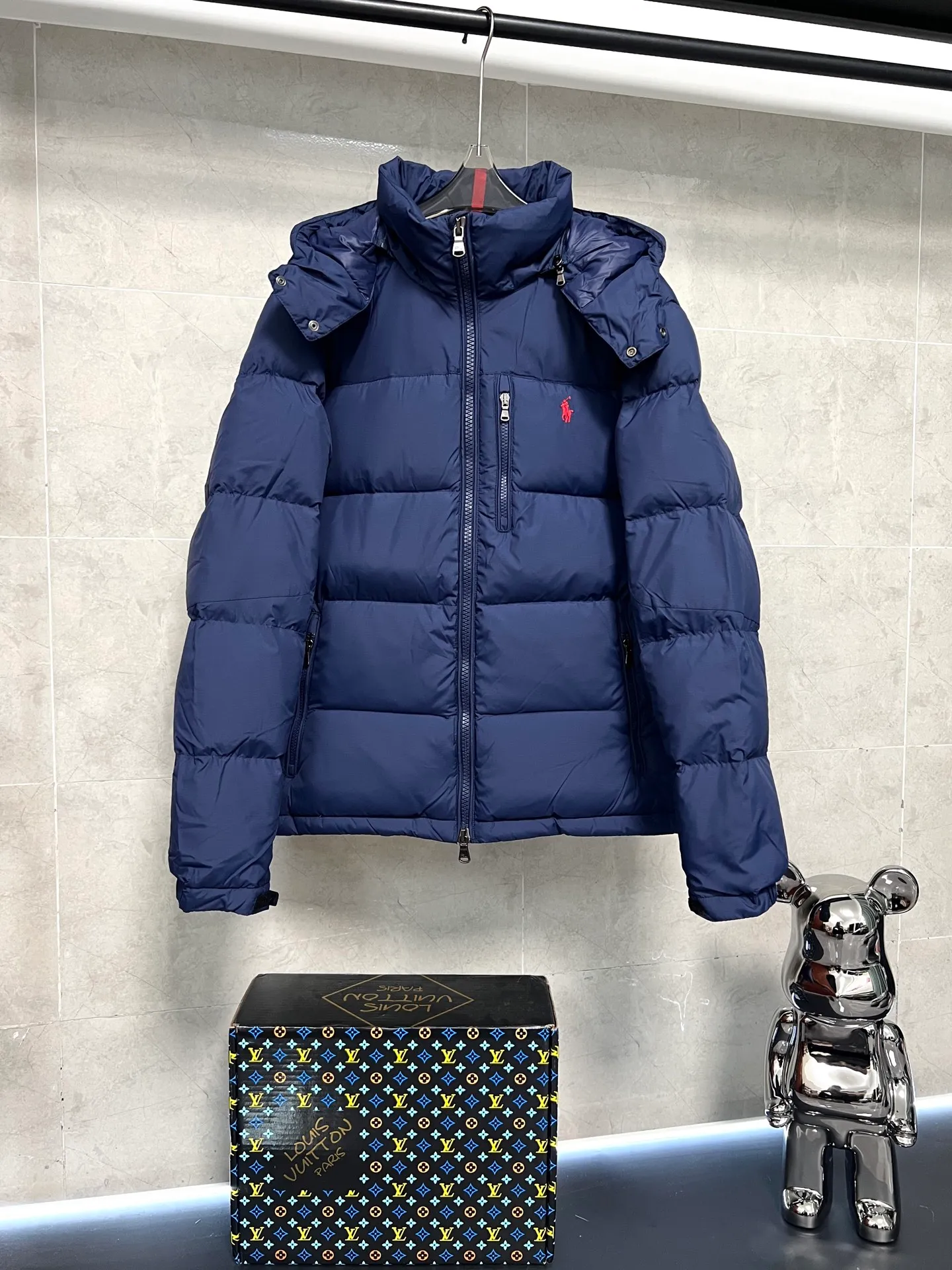 P840 RAH LAUREN Ralph Lauren's new autumn and winter model. Original top 40D waterproof fabric. The interior is made of nylon log double-layer sealing design. The upper body effect is comfortable and soft. The same style as the star. It is filled with 80 white duck down. It has good thermal insulation effect and is light and not heavy. The higher version can be compared at will. Three standards are complete. Color: black blue Size: S M L XL XXL